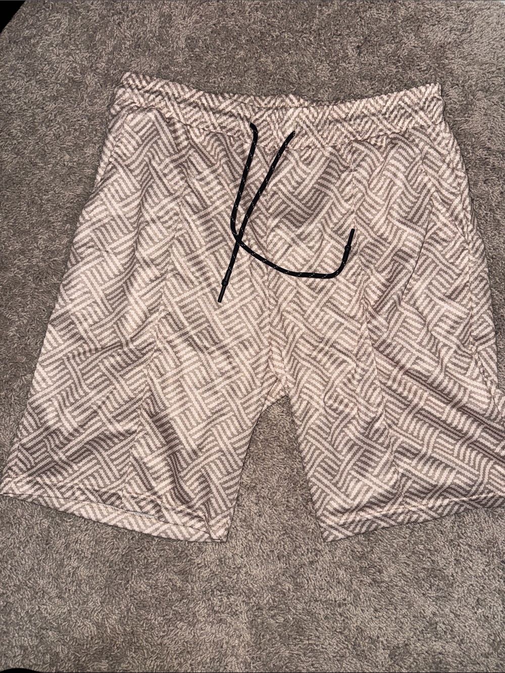 Geometric Pattern Lounge Shorts in Light Gray and White